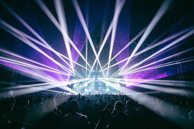 crowd-1846662_640