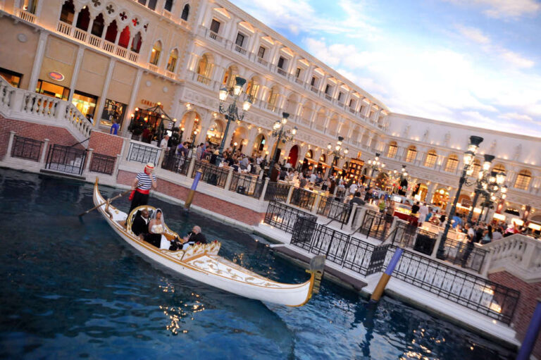 vegas-gondala-wedding